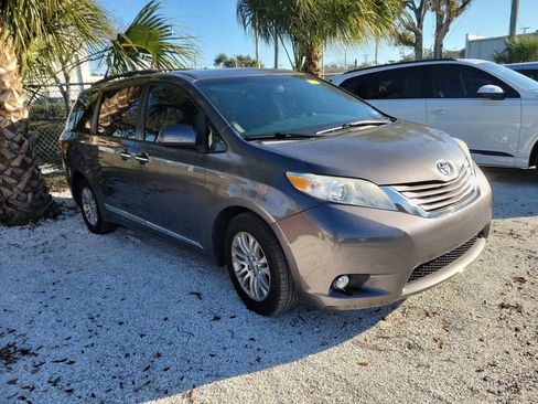 Used 2017 Toyota Sienna XLE image 2