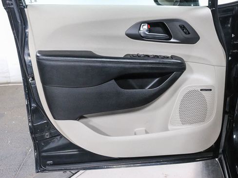 Used 2019 Chrysler Pacifica Limited w/ Advanced Safetytec Group FWD image 25