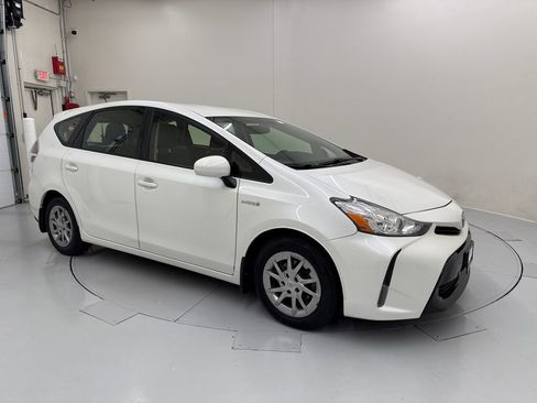 Used 2017 Toyota Prius V Four FWD image 7