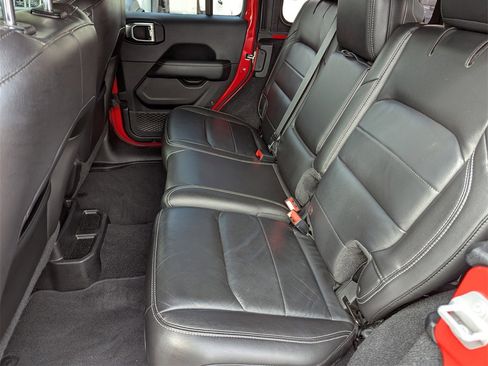 Used 2018 Jeep Wrangler Unlimited Sahara image 29