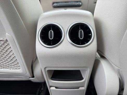 Used 2021 Mercedes-Benz GLB 250 4MATIC image 32