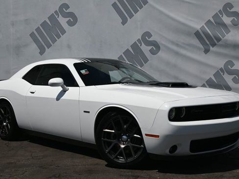 Used 2016 Dodge Challenger R/T image 3