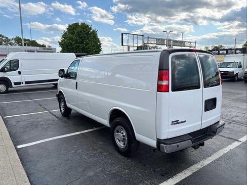 Used 2022 Chevrolet Express 2500 w/ Driver Convenience Package RWD image 6