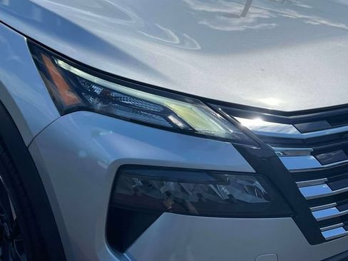 Used 2024 Nissan Rogue SV AWD/4WD image 9