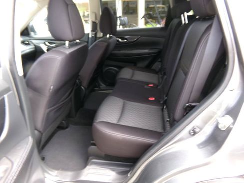 Used 2017 Nissan Rogue SV w/ SV Premium Package AWD/4WD image 16