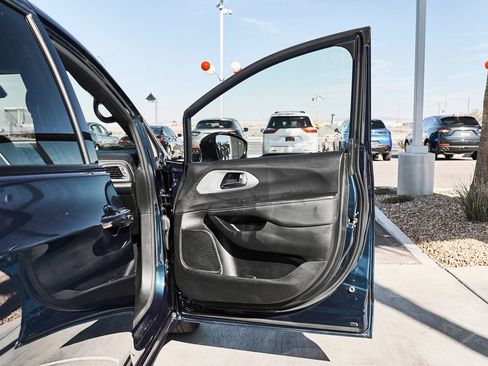 Used 2025 Chrysler Pacifica Limited FWD image 9