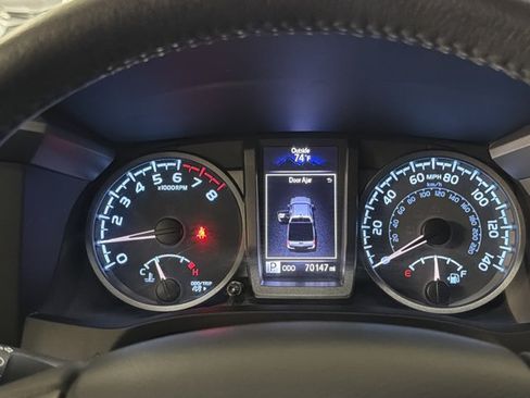 Used 2017 Toyota Tacoma TRD Sport w/ Tow Package (A/T) AWD/4WD image 28