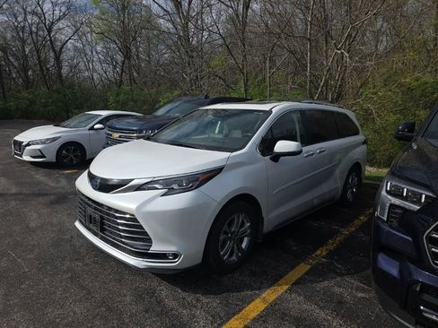 Used 2024 Toyota Sienna Platinum image 1