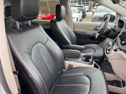 Used 2024 Chrysler Pacifica Touring-L image 15