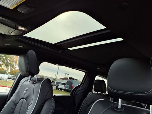 New 2026 Chrysler Pacifica Limited w/ S Appearance Package image 10