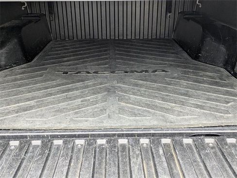 Used 2017 Toyota Tacoma TRD Off-Road image 18