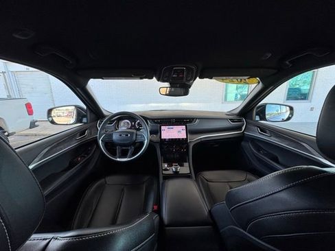 Used 2024 Jeep Grand Cherokee Limited image 27