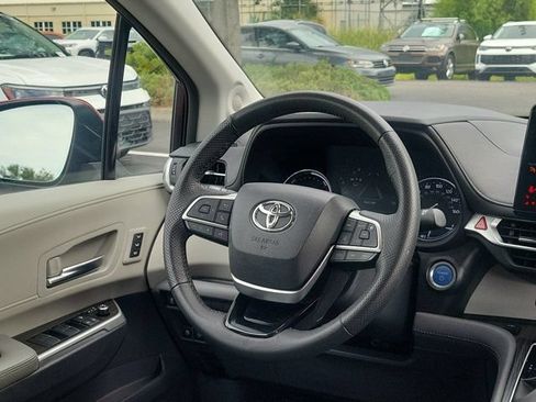 Used 2023 Toyota Sienna Limited AWD/4WD image 3