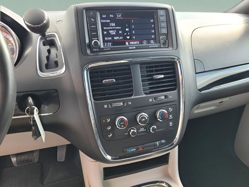 Used 2018 Dodge Grand Caravan SXT image 6