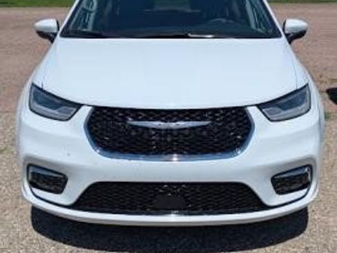 Used 2023 Chrysler Pacifica Touring-L FWD image 5
