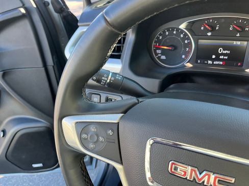 Used 2023 GMC Acadia SLT image 31