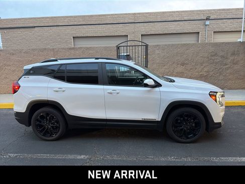 Used 2022 GMC Terrain SLE w/ Driver Convenience Package image 4