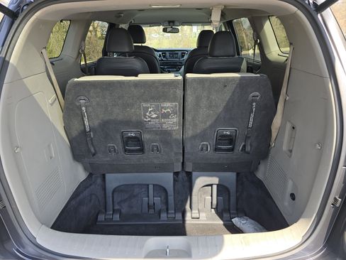 Used 2017 Kia Sedona EX image 21