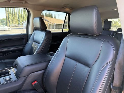 Used 2024 Ford Expedition XLT image 27