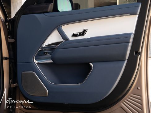 Used 2023 Land Rover Range Rover SV image 29