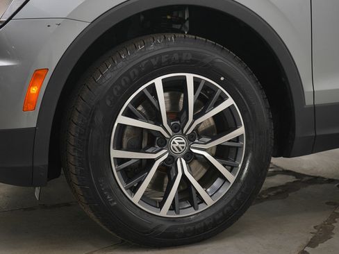 Used 2020 Volkswagen Tiguan SE image 30