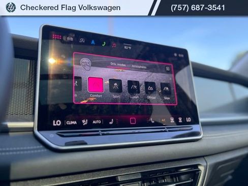 Used 2025 Volkswagen Tiguan SE AWD/4WD image 41