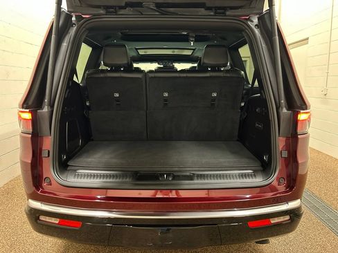 Used 2025 Jeep Wagoneer Series III w/ Premium Group I AWD/4WD image 17