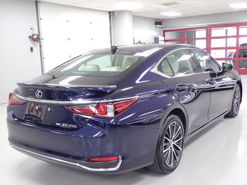 Used 2022 Lexus ES 250 w/ Premium Package image 2