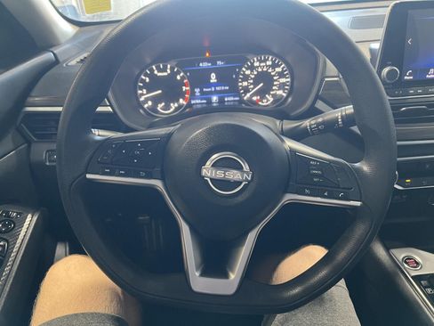 Used 2024 Nissan Altima 2.5 SV FWD image 12