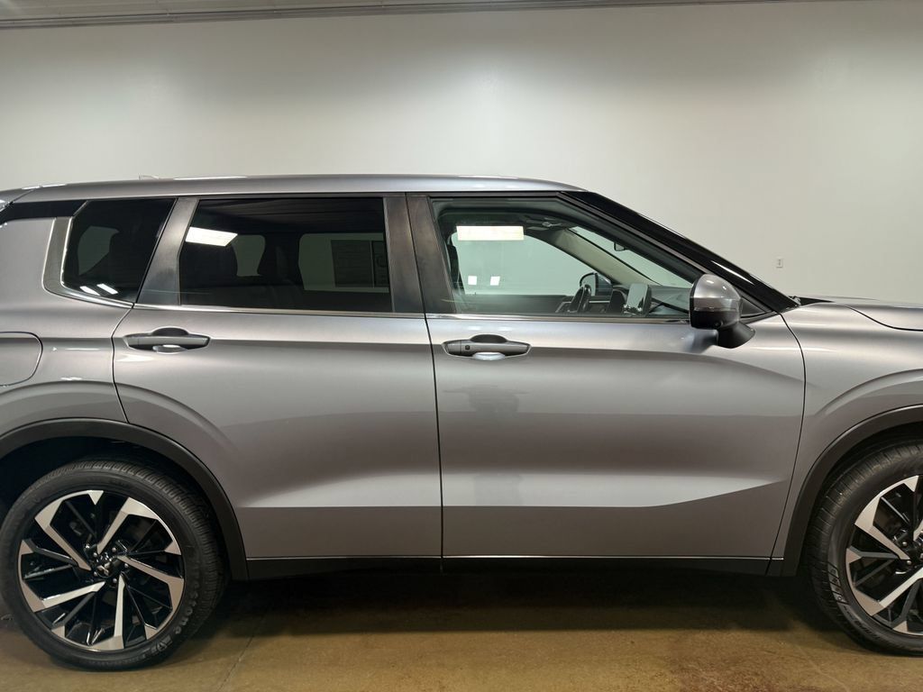 Used 2024 Mitsubishi Outlander SE AWD/4WD image 32