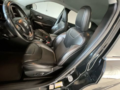 Used 2019 Jeep Cherokee Latitude Plus AWD/4WD image 11