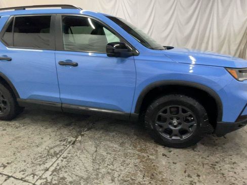 Used 2025 Honda Pilot TrailSport image 3