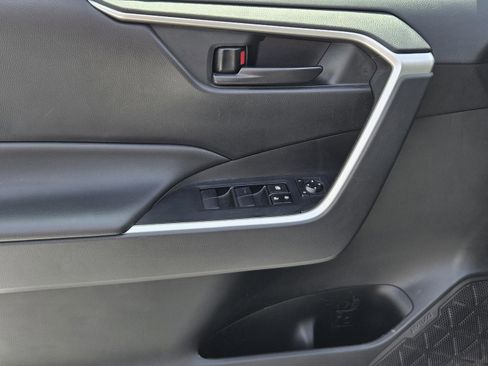 Used 2022 Toyota RAV4 LE image 18