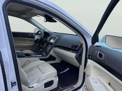 Used 2013 Lincoln MKT AWD image 22