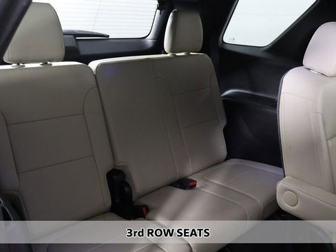 Used 2023 Chevrolet Traverse LT w/ Rear Camera Mirror Package image 8