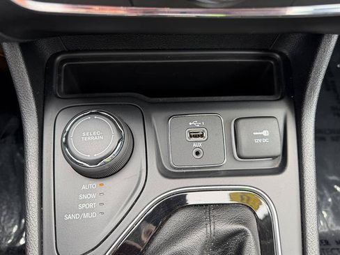 Used 2019 Jeep Cherokee Limited w/ Luxury Group AWD/4WD image 35