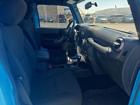 Used 2018 Jeep Wrangler Unlimited Sport w/ Connectivity Group AWD/4WD image 29