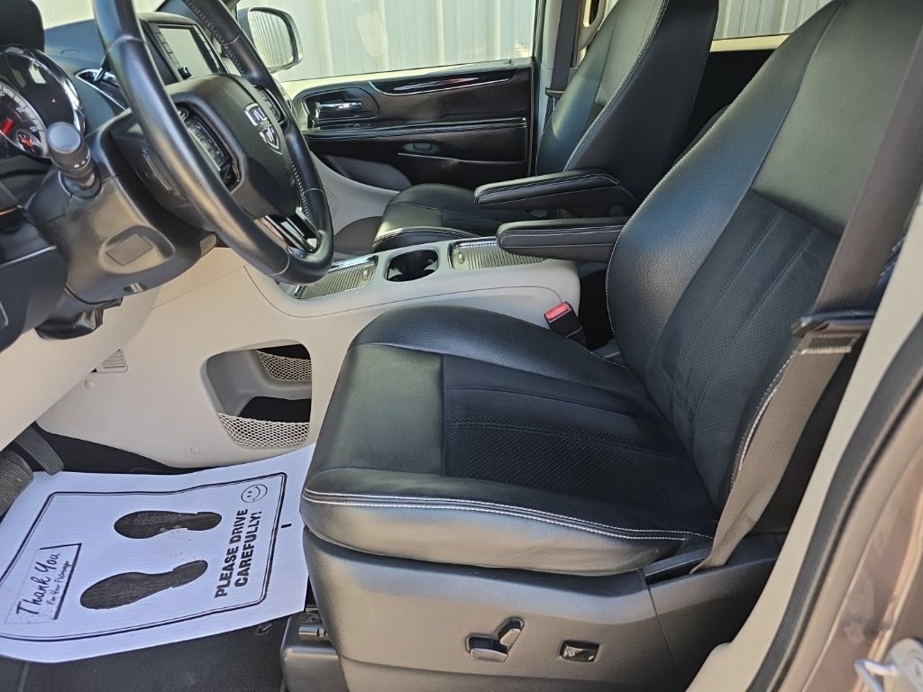 Used 2018 Dodge Grand Caravan SXT w/ Rear Park Assist Package FWD image 15