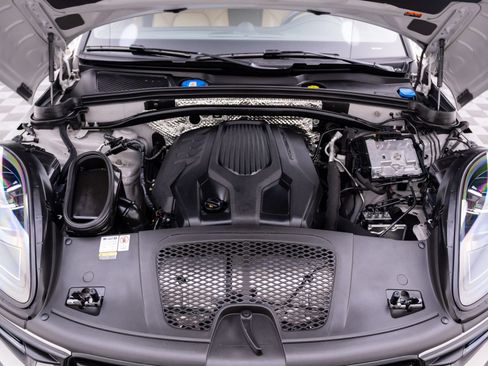 Used 2023 Porsche Macan AWD/4WD image 28