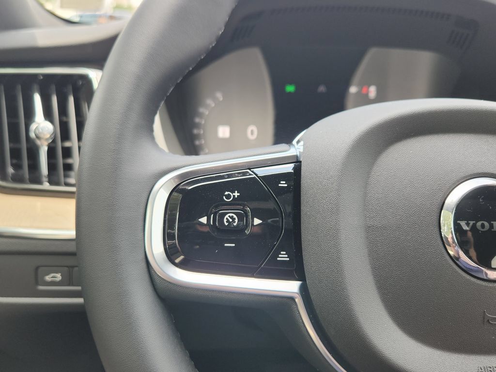 New 2026 Volvo XC60 T8 Plus w/ Climate Package PRO AWD/4WD image 17