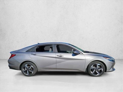 Used 2023 Hyundai Elantra SEL w/ Convenience Package image 3