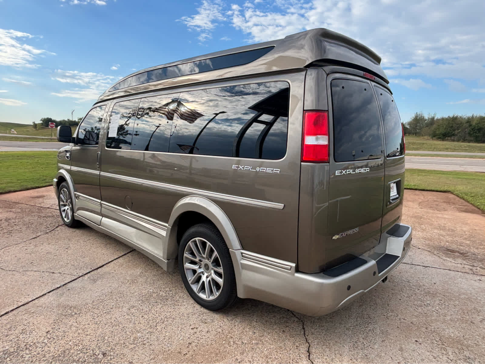 Used 2021 Chevrolet Express 2500 w/ Enhanced Convenience Package RWD image 5