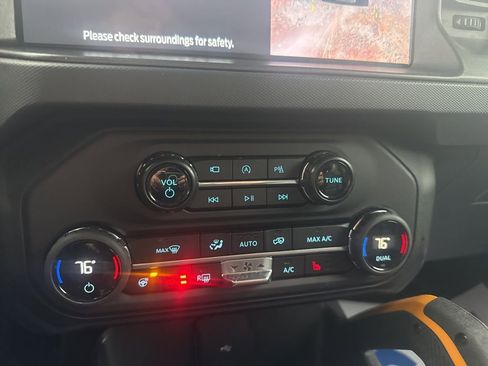 Used 2024 Ford Bronco Badlands image 30