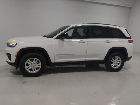 Used 2023 Jeep Grand Cherokee Laredo w/ Luxury Tech Group I AWD/4WD image 2