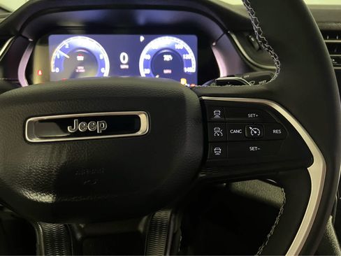 Used 2025 Jeep Grand Cherokee Altitude AWD/4WD image 20