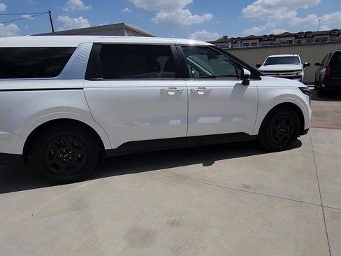 Used 2025 Kia Carnival FWD image 9