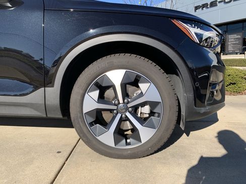 Used 2025 Volvo XC40 B5 Plus image 13