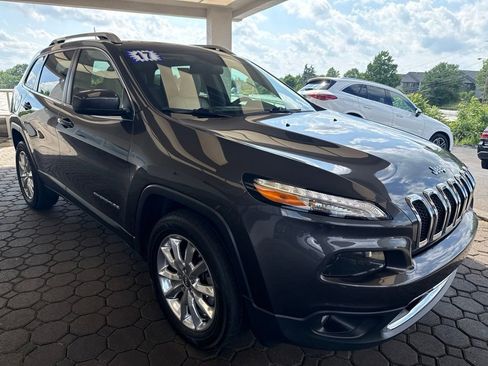 Used 2017 Jeep Cherokee Limited AWD/4WD image 4