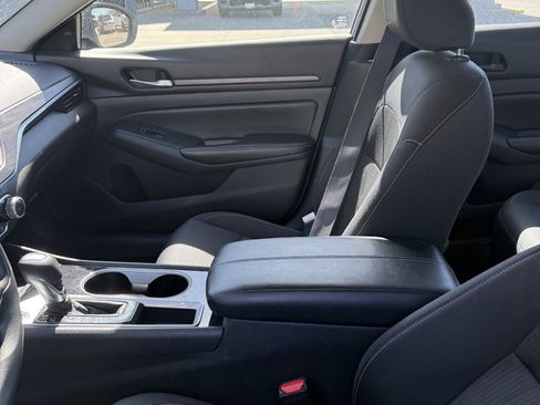 Used 2024 Nissan Altima 2.5 SV FWD image 5