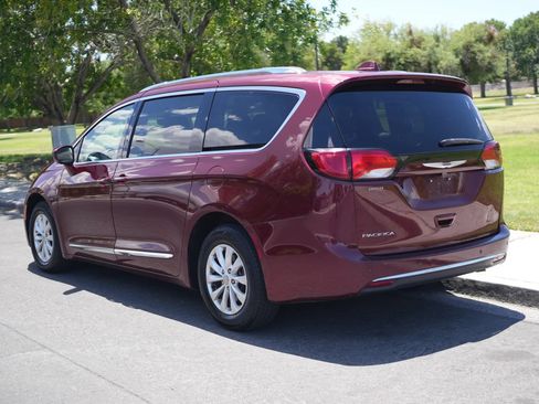 Used 2018 Chrysler Pacifica Touring-L FWD image 7